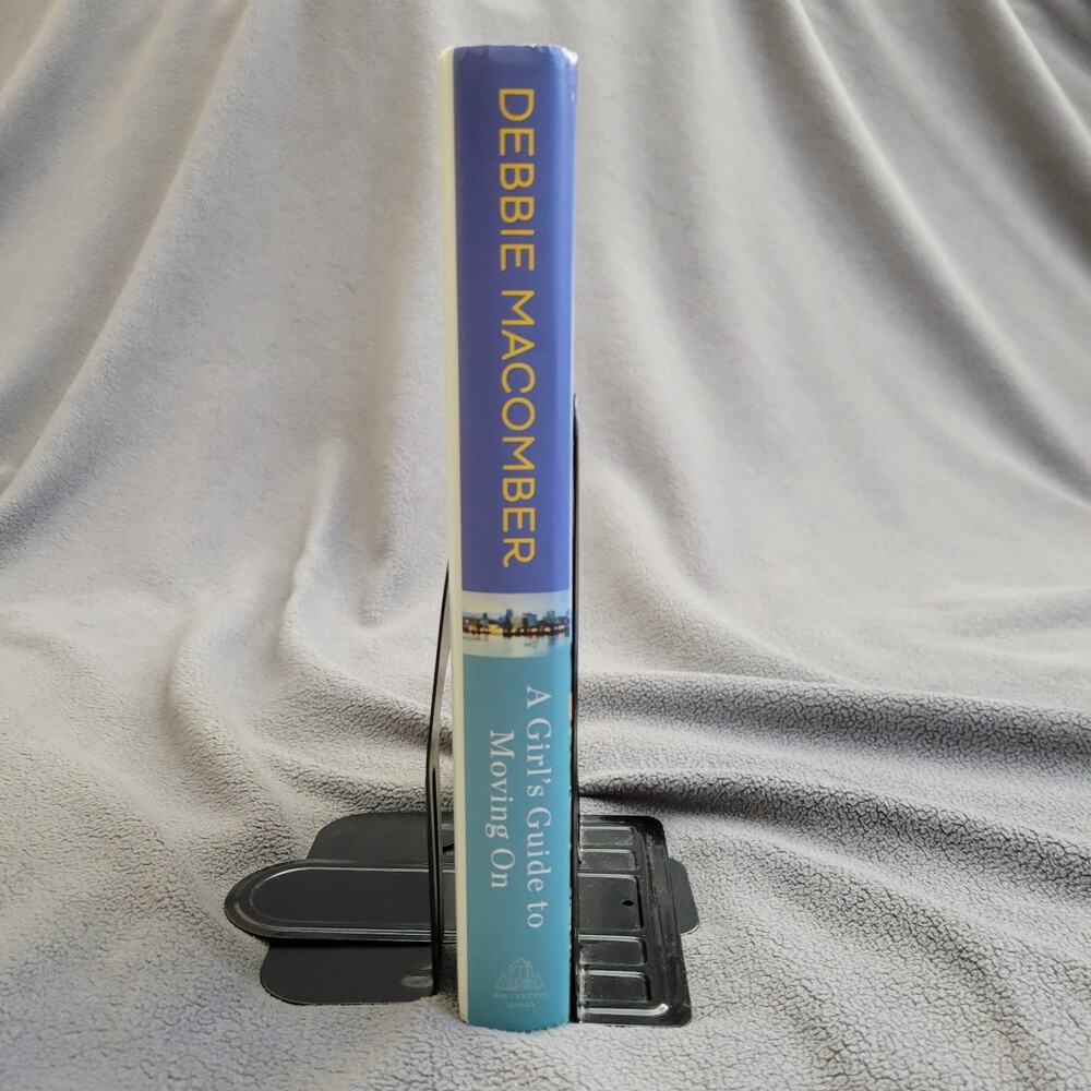WOMENS FICTION Debbie Macomber A Girls Guide to Moving On First Edition 2016 - Picture 4 of 7